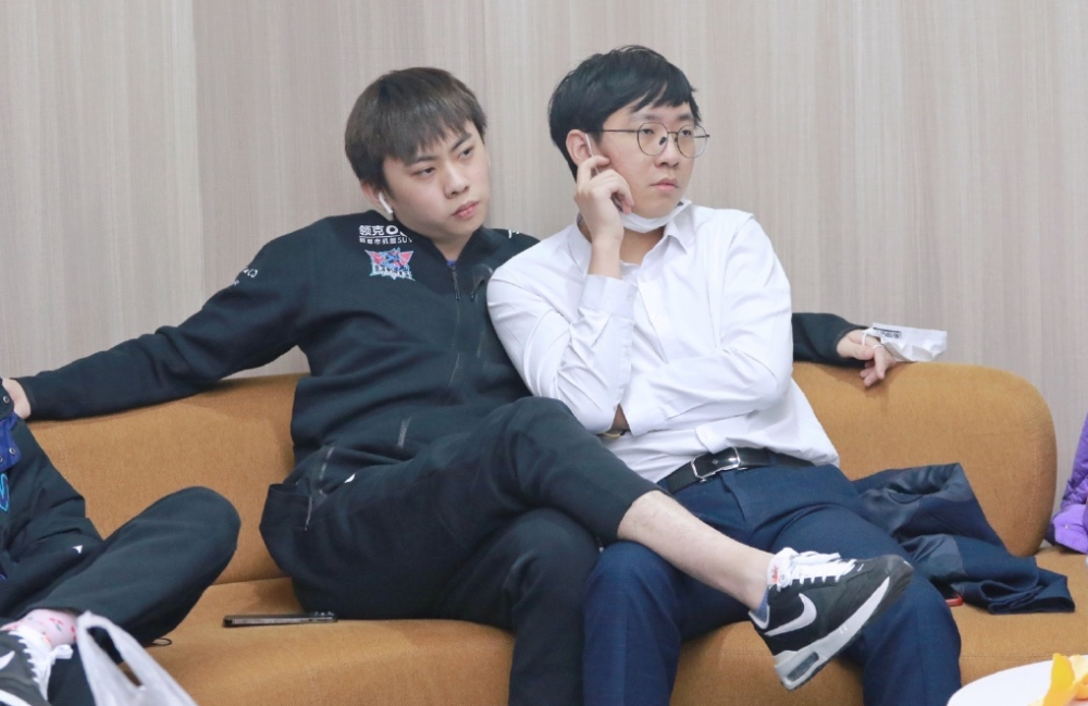 G2横扫CLG，Tarzan打出惊人五杀鏖战多局小组赛，让粉丝疯狂欢呼